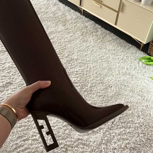 NWT and original box - Fendi brown boots in size 37 - Picture 5 of 5